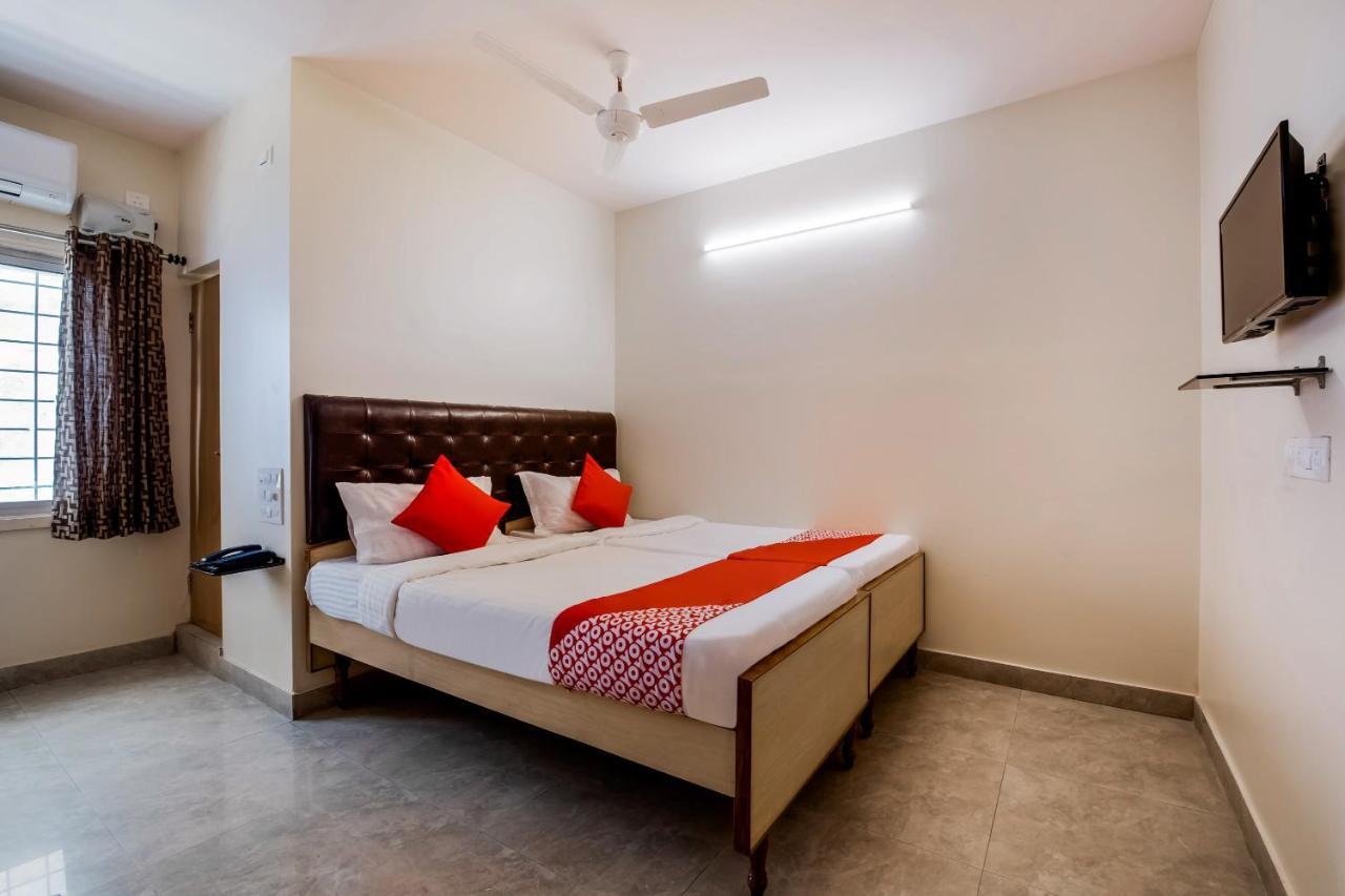 Super Oyo G P Residency Hotel Kakinada Bagian luar foto