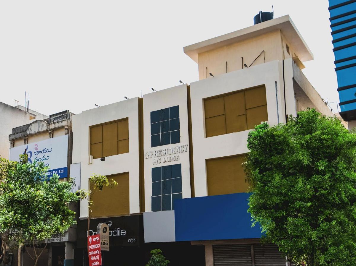 Super Oyo G P Residency Hotel Kakinada Bagian luar foto