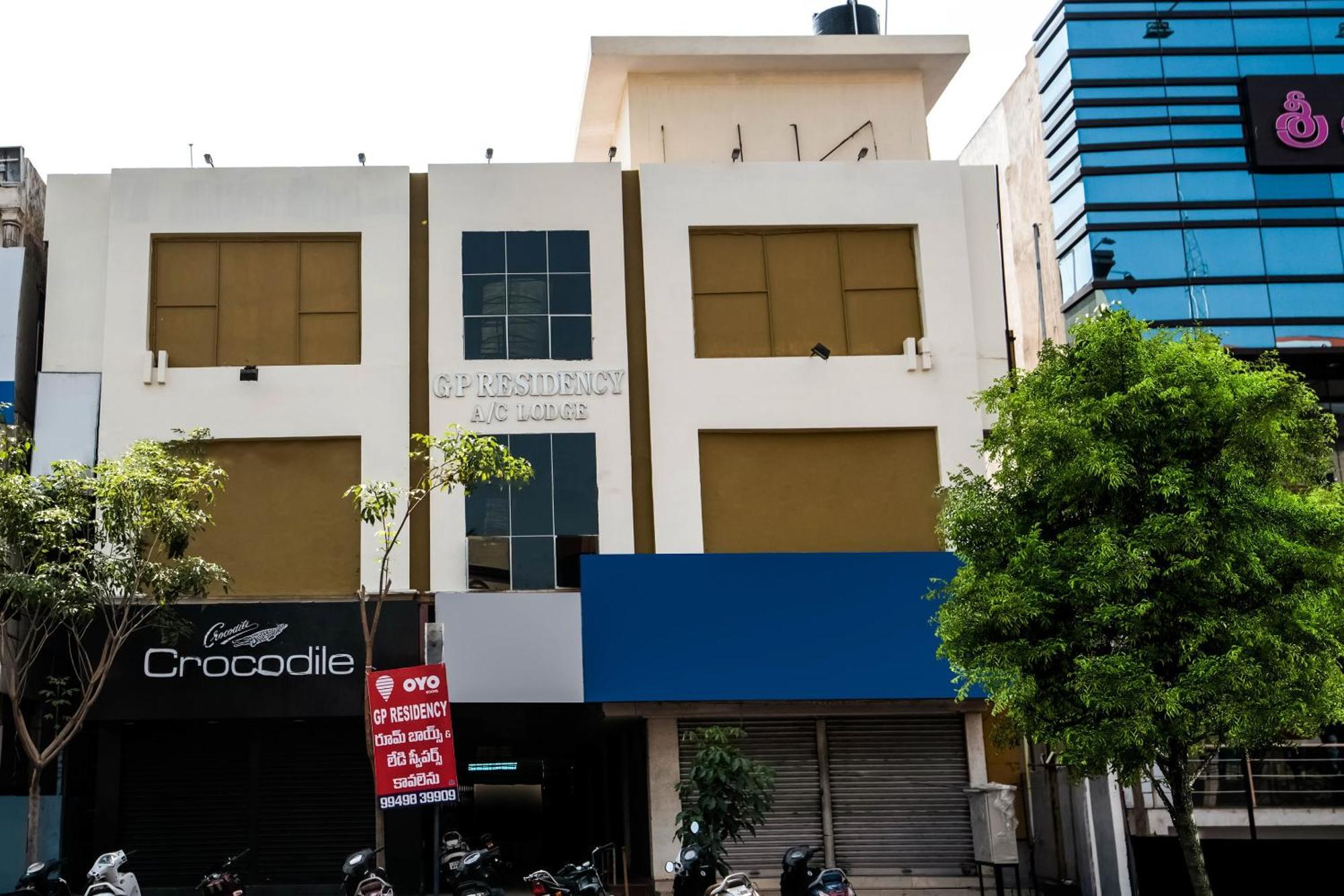 Super Oyo G P Residency Hotel Kakinada Bagian luar foto