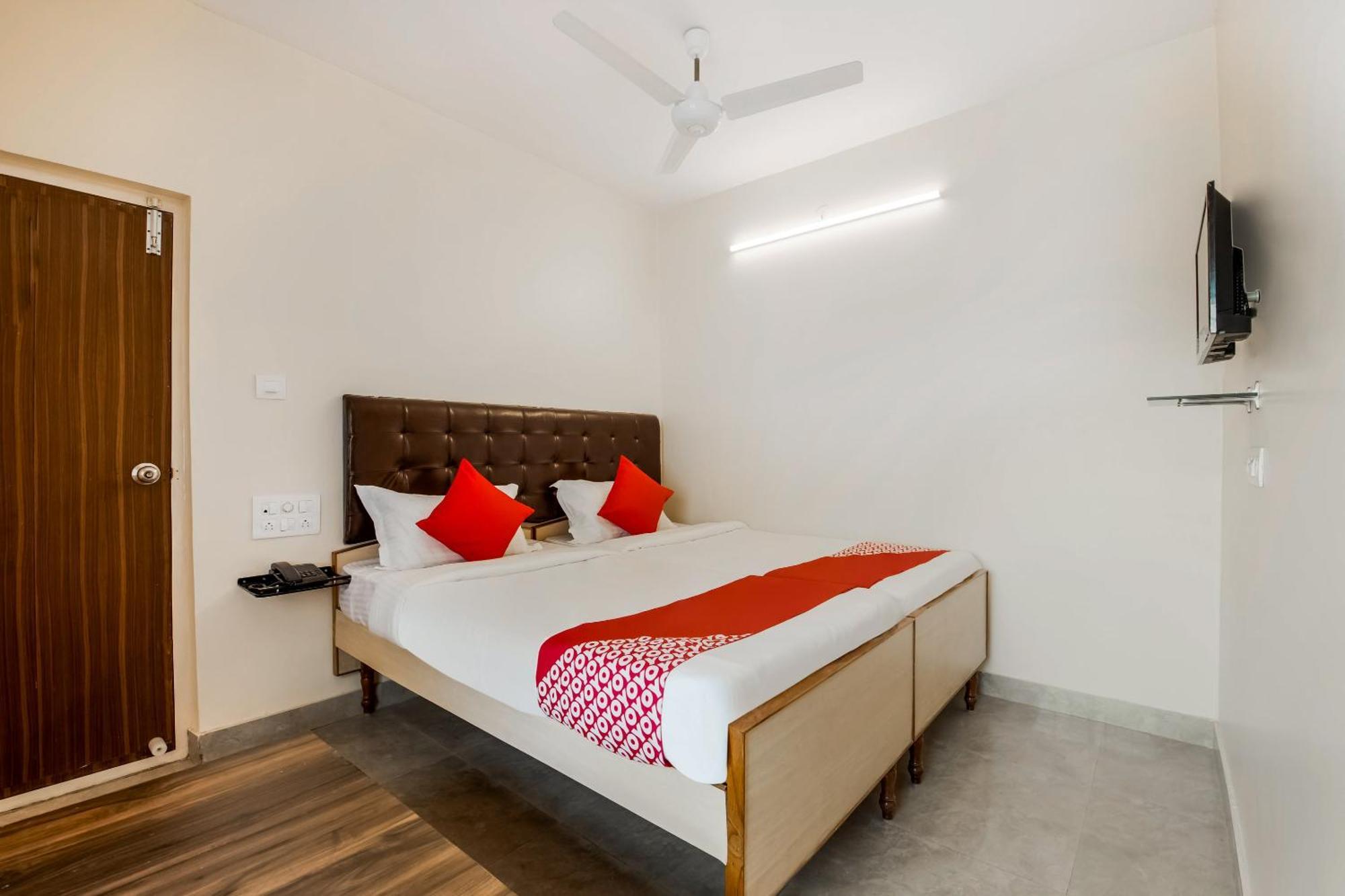 Super Oyo G P Residency Hotel Kakinada Bagian luar foto